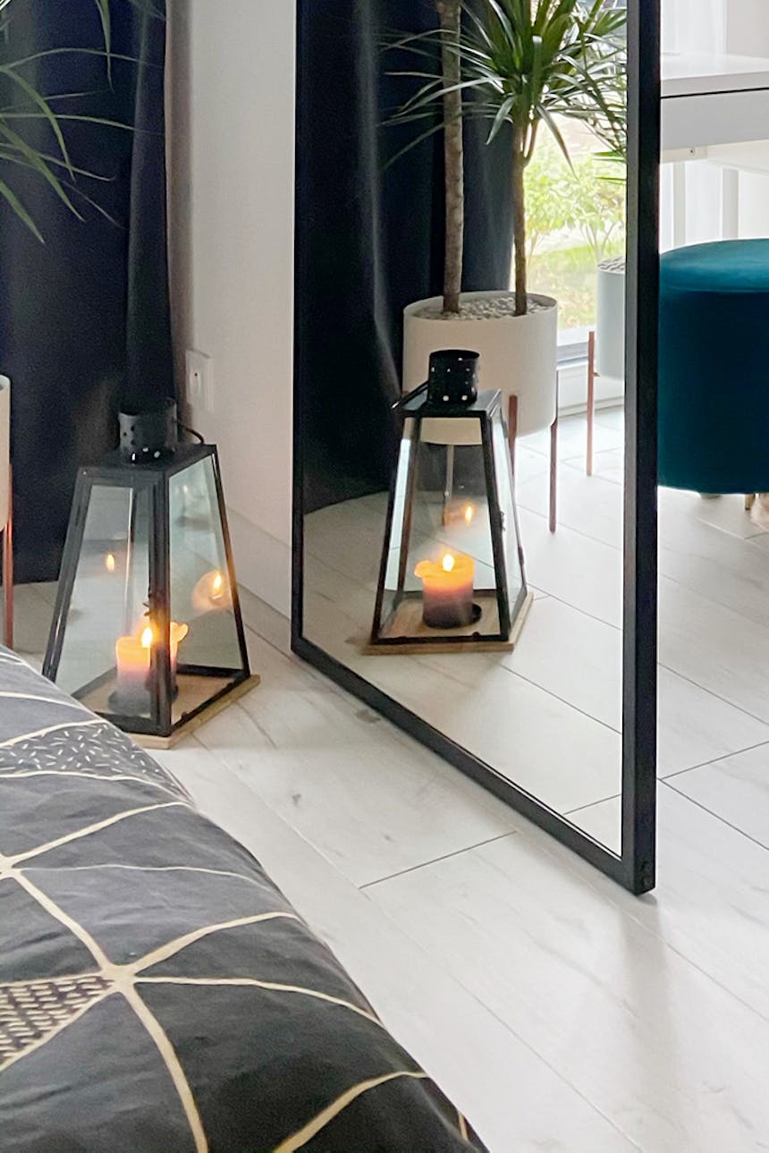 Doppel Schiebetür mit Spiegel, schwarze Metalllaterne, großer Spiegel, Spiegel im Schlafzimmer