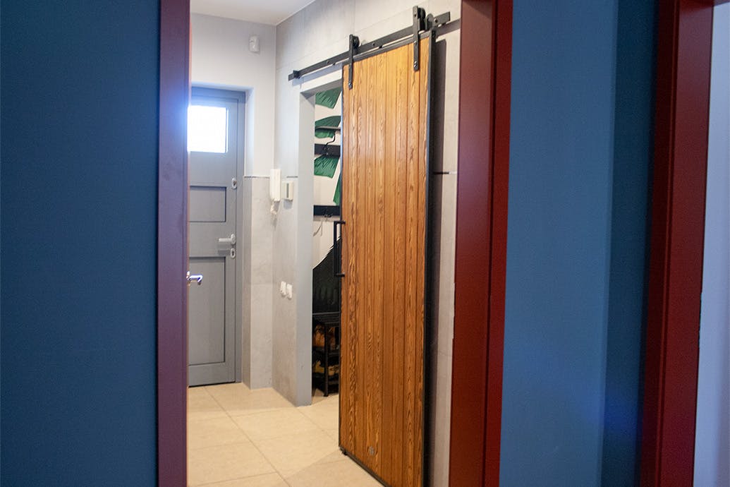 portes coulissantes industrielles dans un cadre métallique fermant l'armoire dans le hall