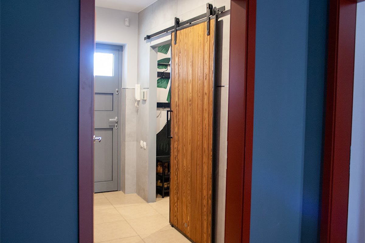 Schiebetüren zu einem Schrank, Schiebetür in einem Metallrahmen,