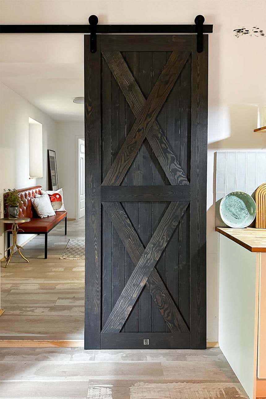 czarne drzwi przesuwne z litego drewna