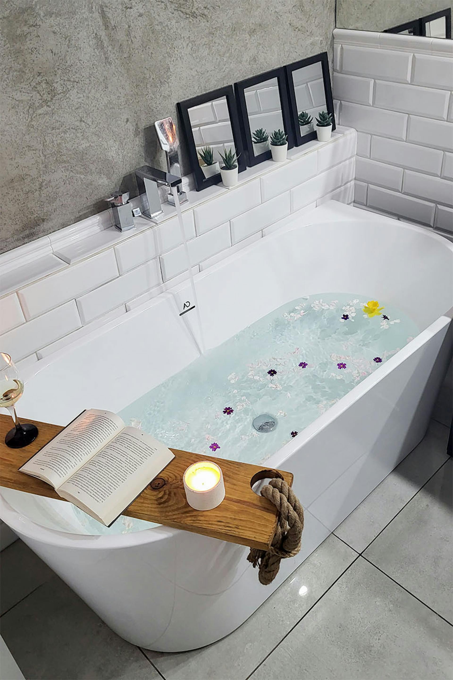 Elegante Badewanne in einem weiß-grauen Badezimmer