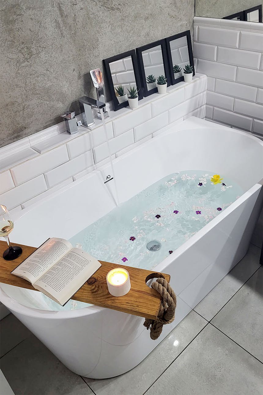 Elegante Badewanne in einem weiß-grauen Badezimmer