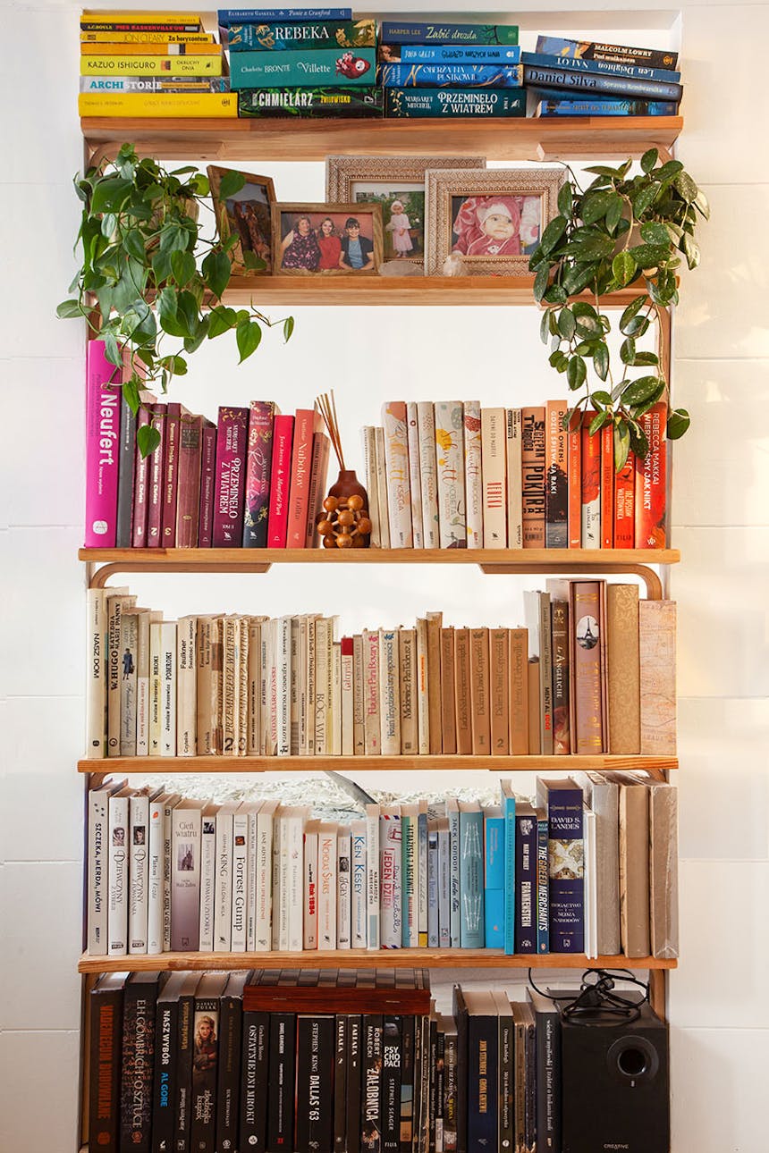Bücherregal in einer kleinen Wohnung