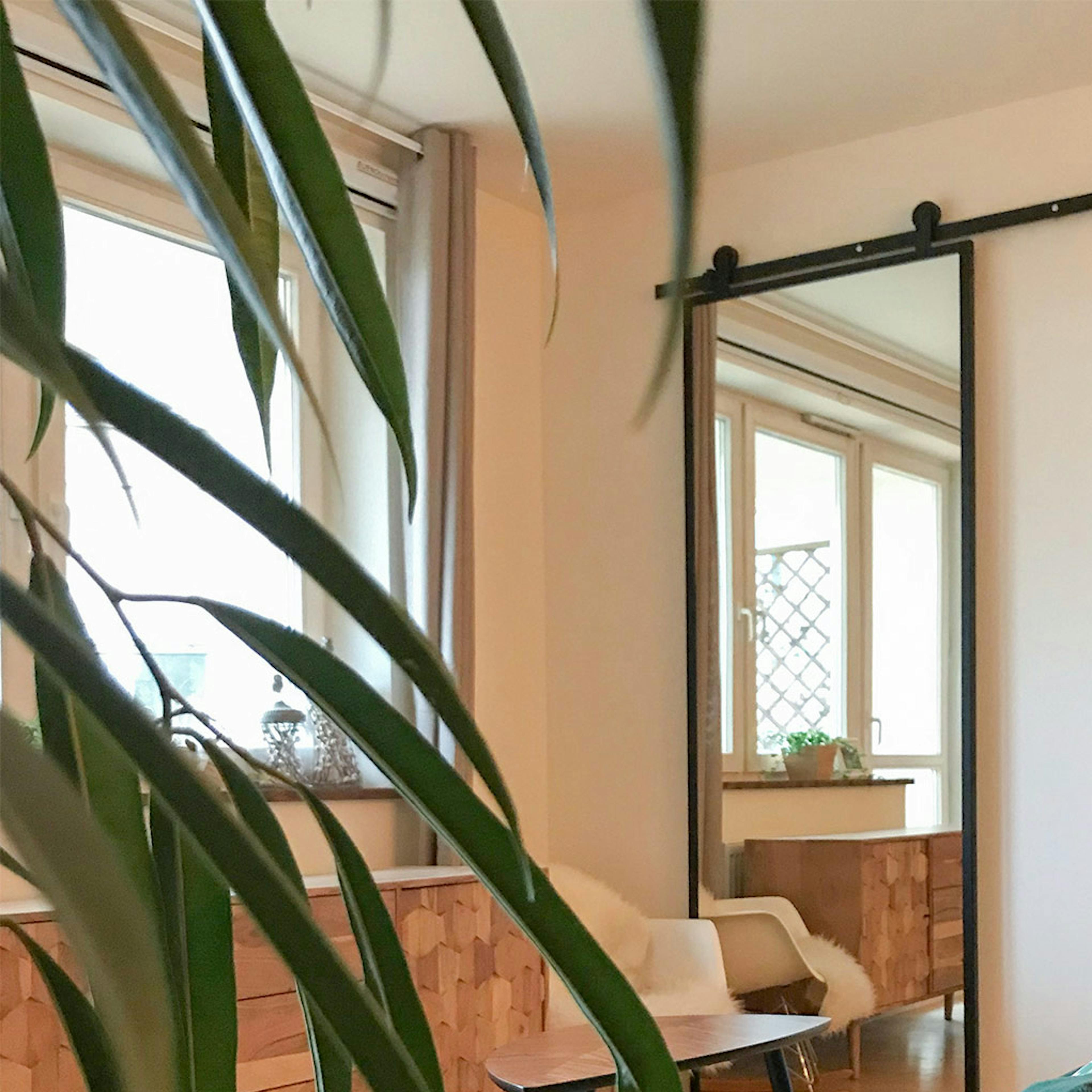 porte coulissante industrielle avec miroir dans un cadre en métal