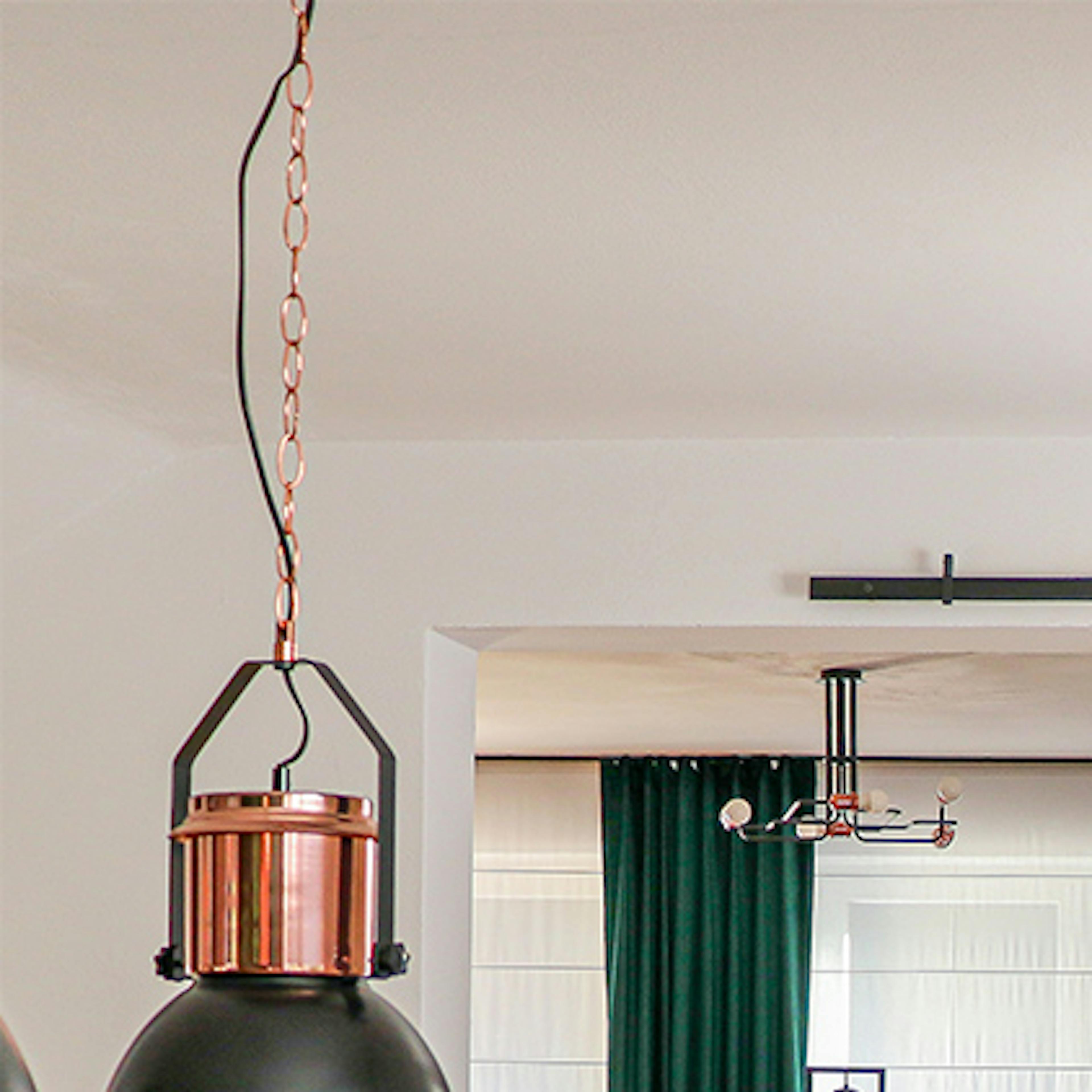 décorations de loft, portes en métal avec verre, portes de loft, portes coulissantes en verre métal, portes en verre dans un cadre noir, chaises de salle à manger vertes, salon ouvert sur la salle à manger, lampes suspendues industrielles dans la salle à manger, grande table à manger en bois