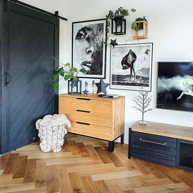 galerie d'affiches en noir et blanc sur un mur blanc près de la porte coulissante noire