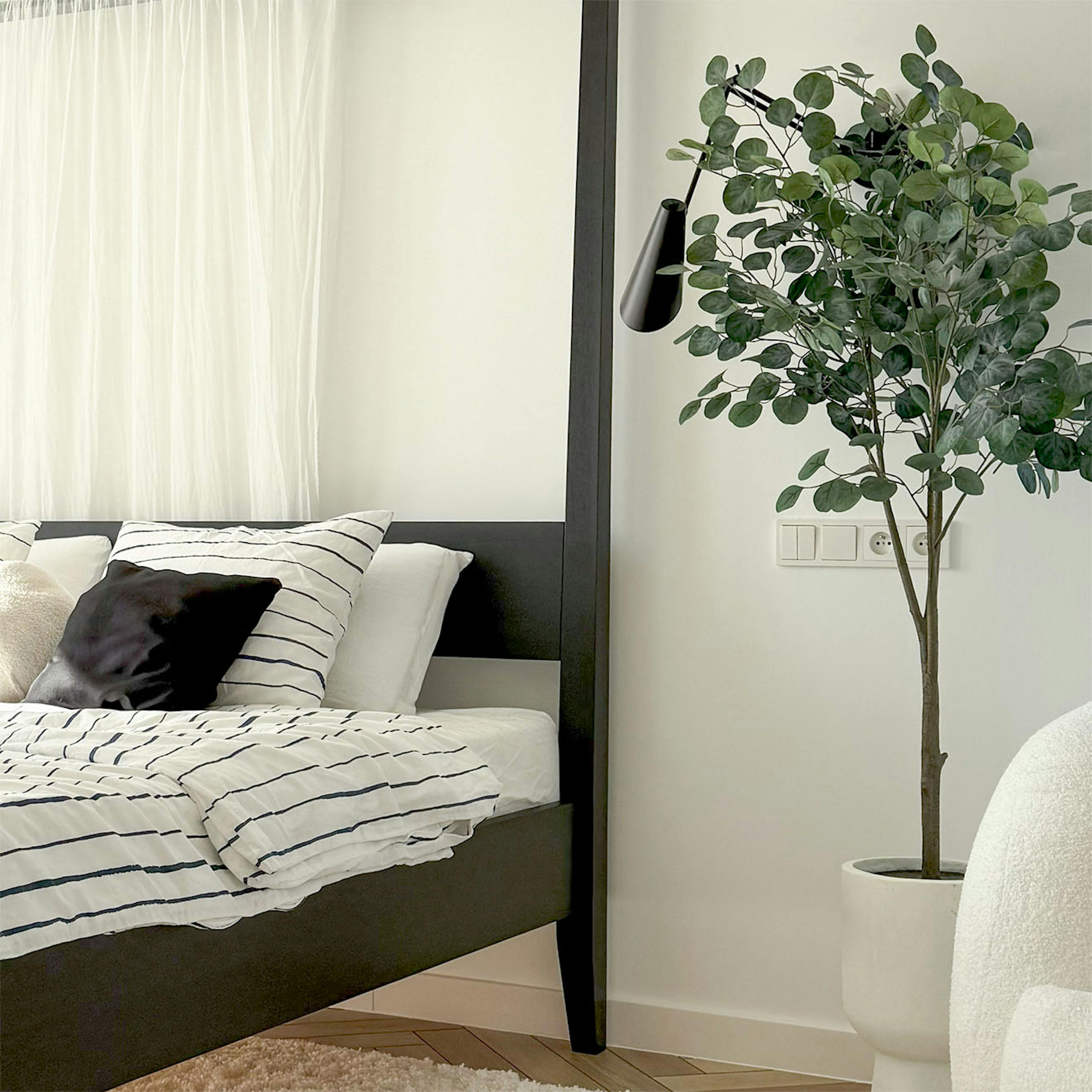 lit à baldaquin noir élégant dans une chambre moderne à l'esthétique minimaliste