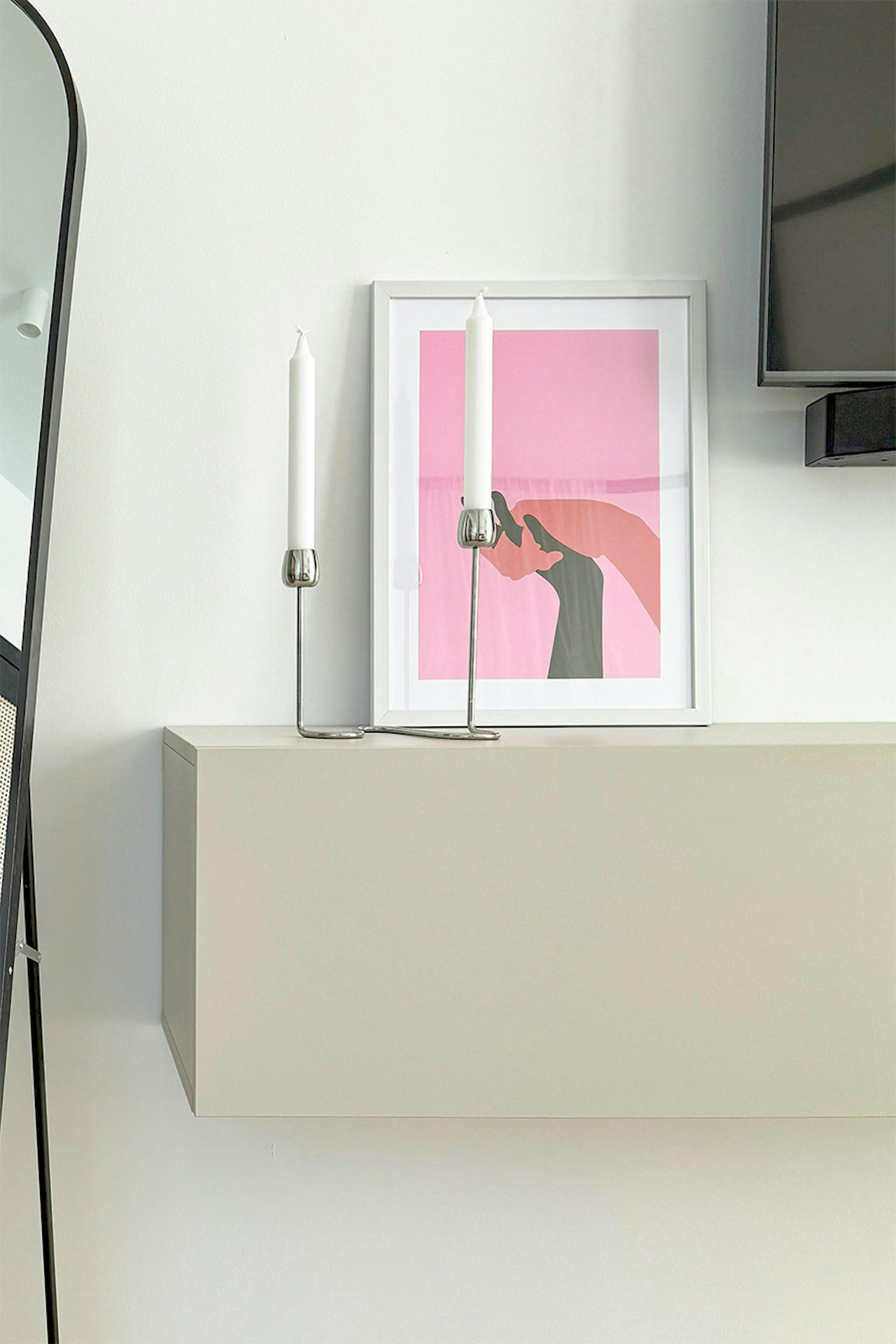 affiche rose abstraite sur une console suspendue