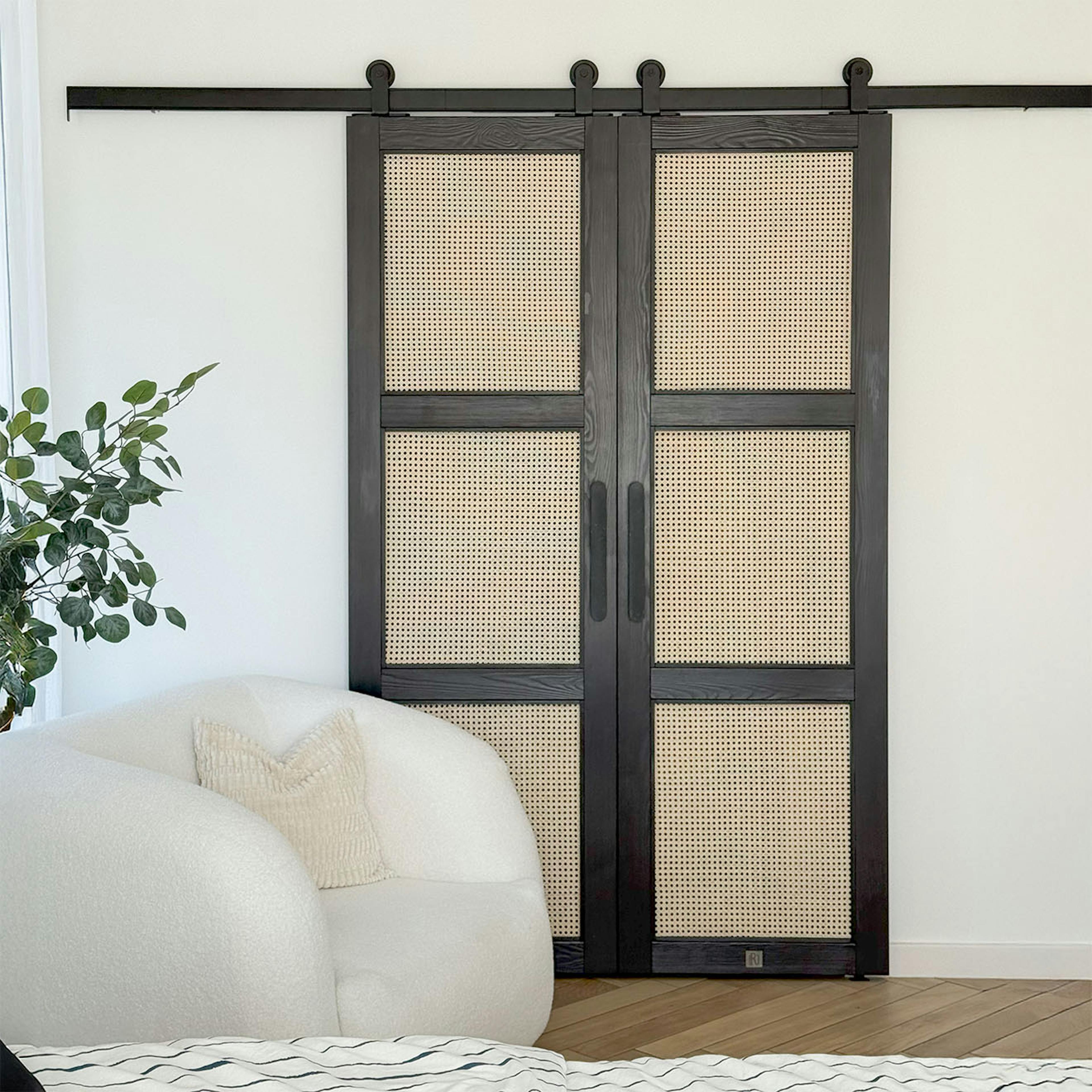 portes coulissantes noires avec panneaux en rotin, une combinaison de matériaux traditionnels et de design moderne