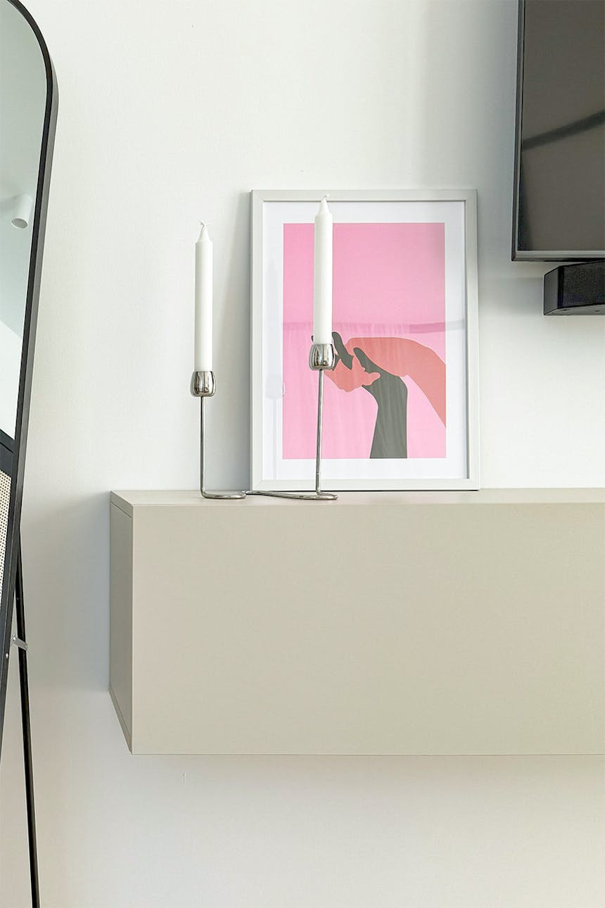 abstraktes rosa Poster auf einer schwebenden Konsole