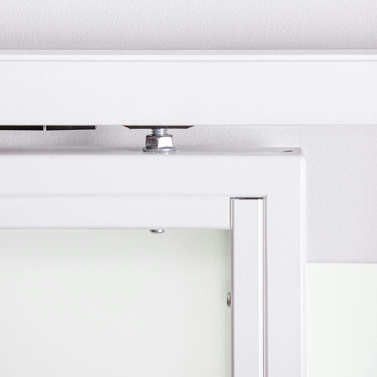 Ujęcie detalu mocowania białych drzwi przesuwnych do białej prowadnicy, z widocznym elementem regulacyjnym i śrubą.