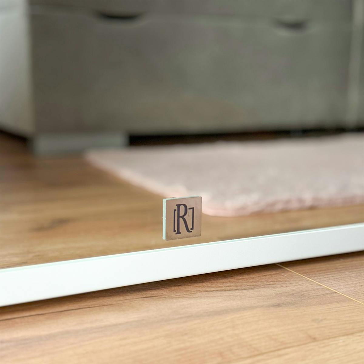 Minimalistischer weißer Rahmen für Schiebetüren mit Spiegel.