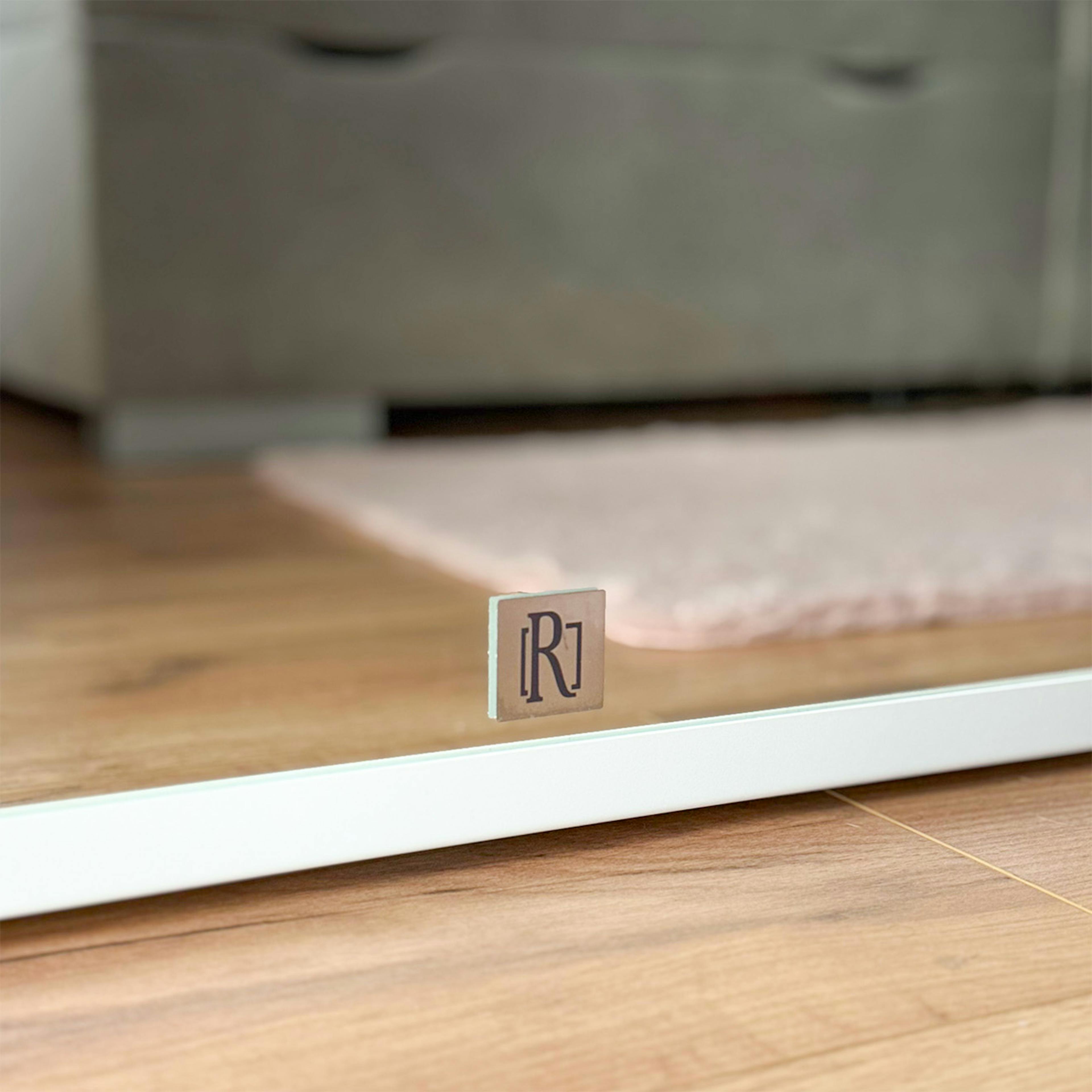 Cadre minimaliste blanc pour porte coulissante avec miroir.