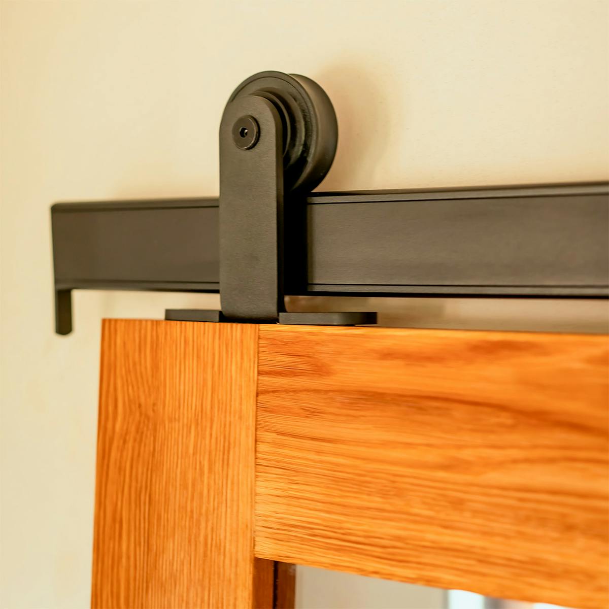 Robuste schwarze Beschläge im Loft-Stil und obere Führungsschiene für Holzschiebetüren – Details.