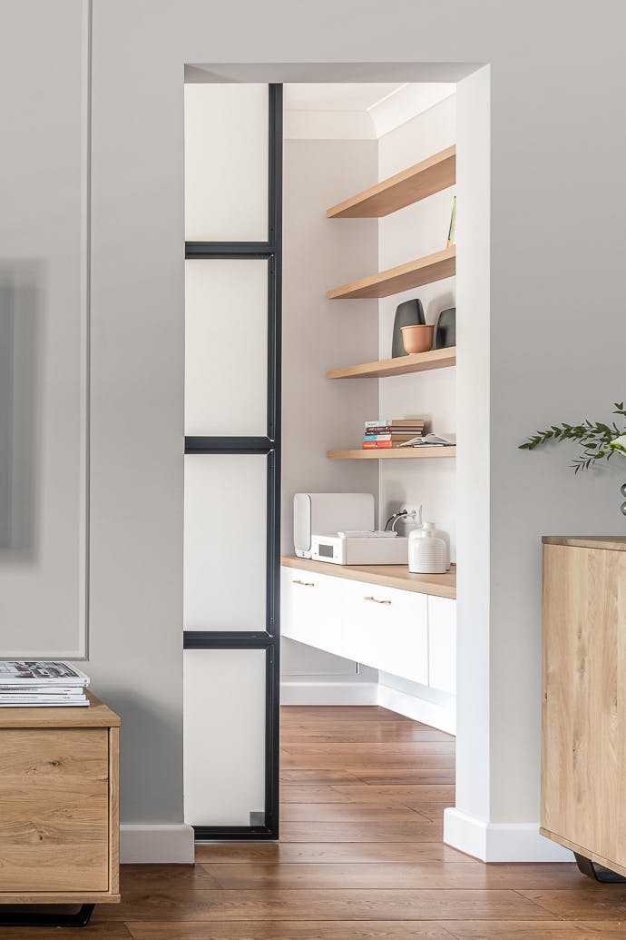 Transition efficace entre les pièces dans un agencement avec des portes coulissantes en verre et en métal