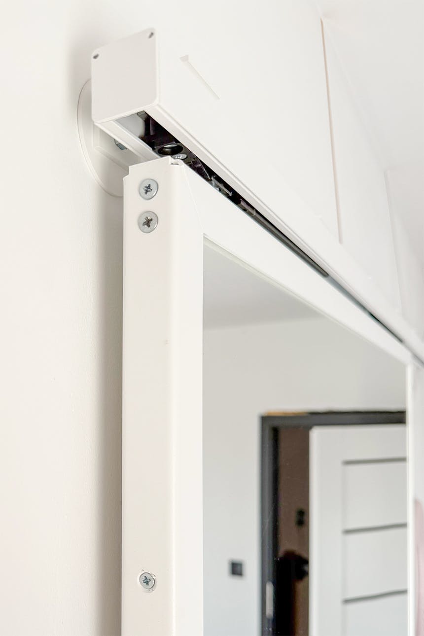 Detail der Laufwagen-Montage innerhalb der TOP WALL Schiene – Blick auf den in der Führungsschiene verborgenen Mechanismus.