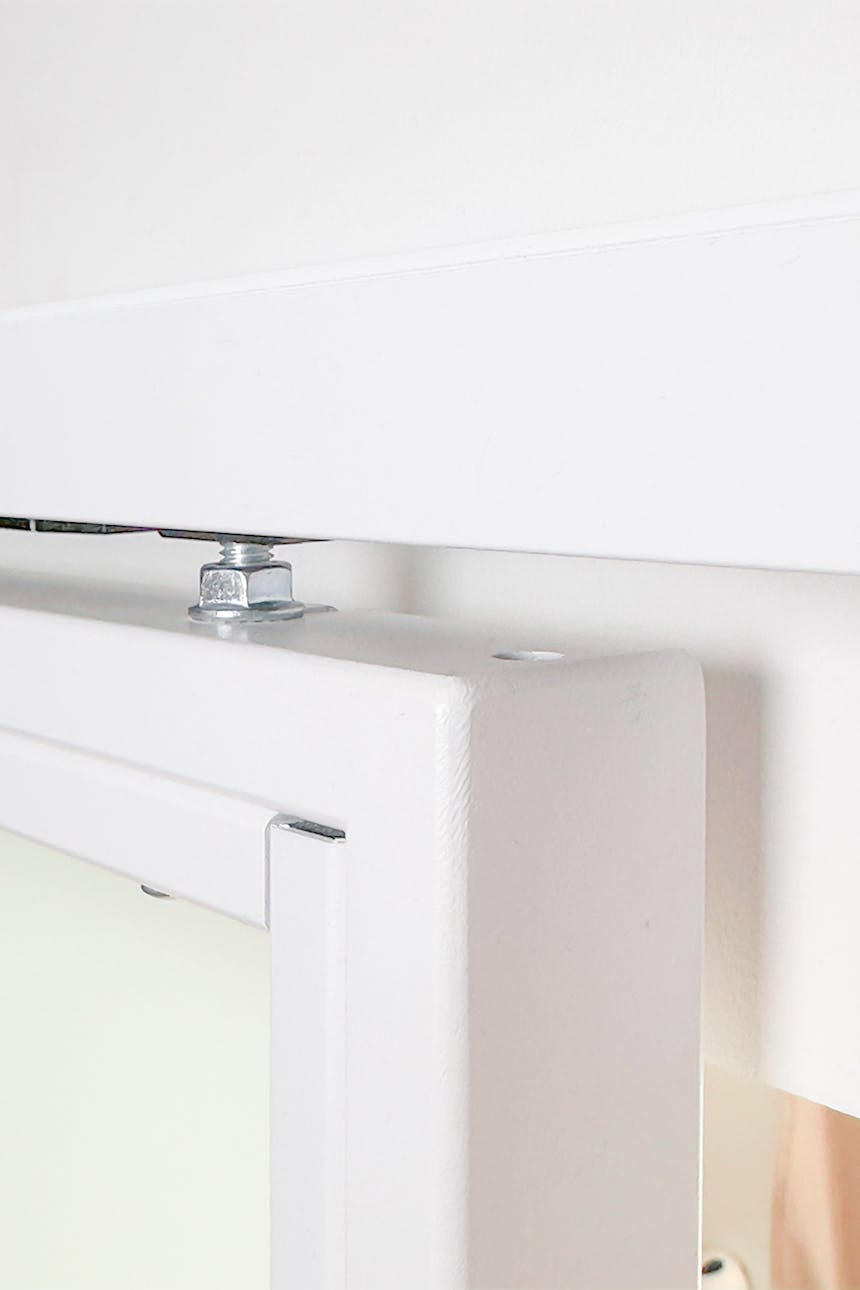 Stellschraube des Laufwagens beim TOP WALL System zur Einstellung des Bodenabstands der Tür an der Führungsschiene.