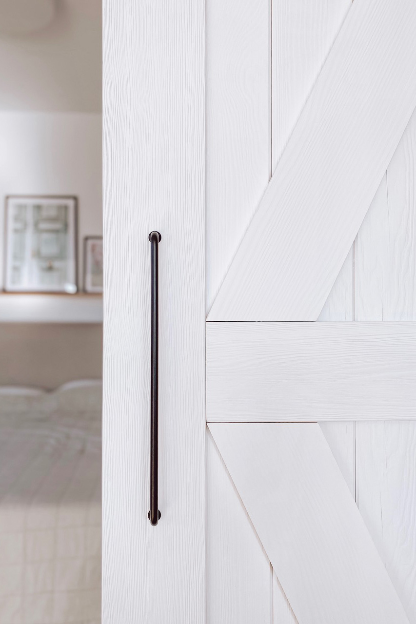 weiße Massivholz-Schiebetür, tief gebürstetes Holz