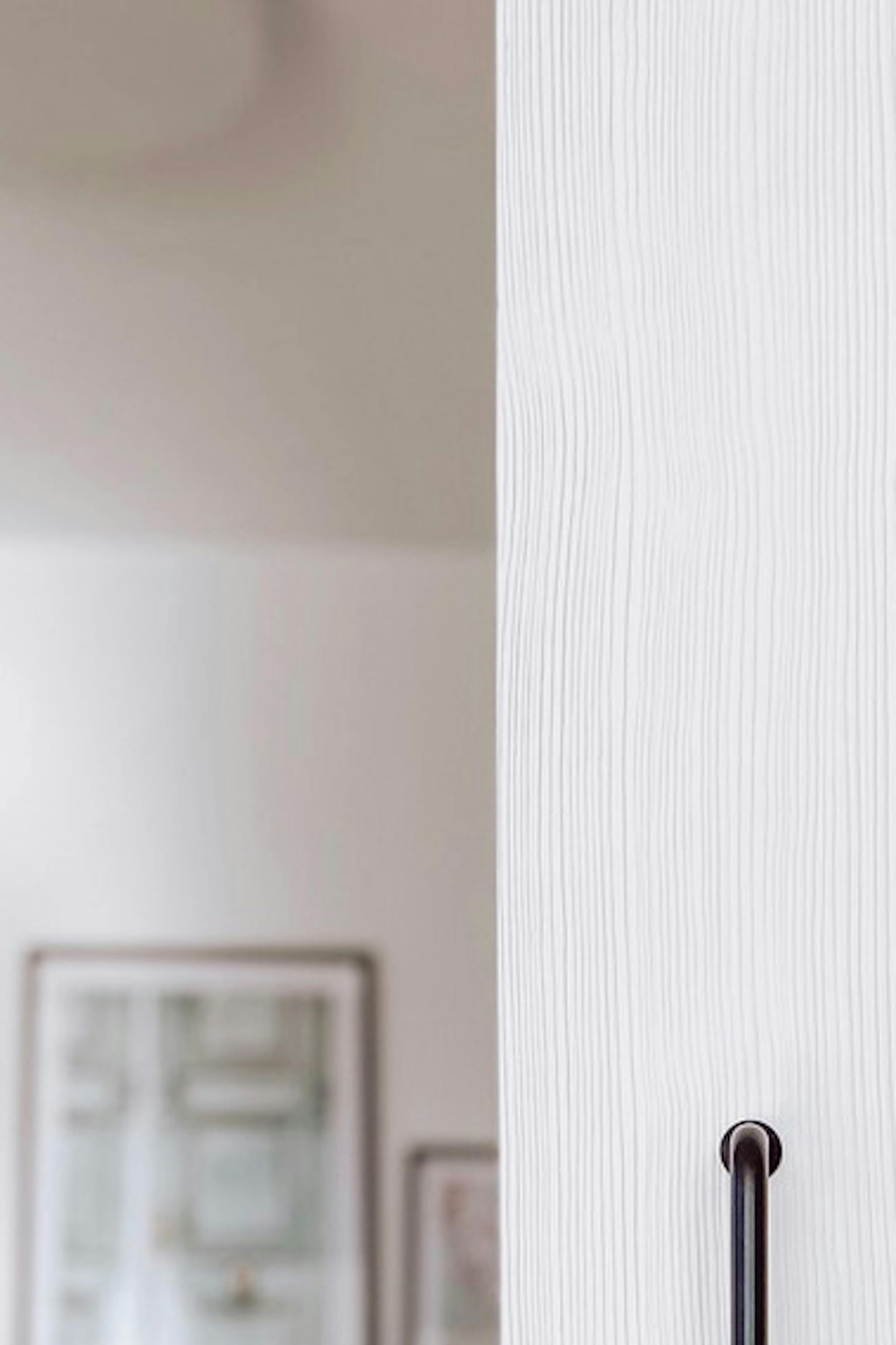 porte coulissante en bois massif blanc brossé profond