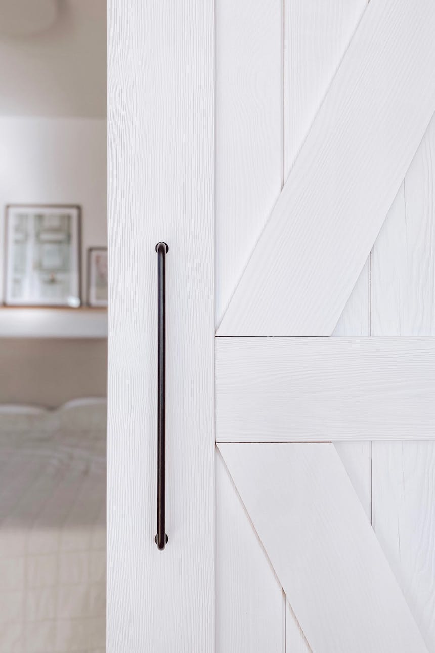 weiße Massivholz-Schiebetür, tief gebürstetes Holz