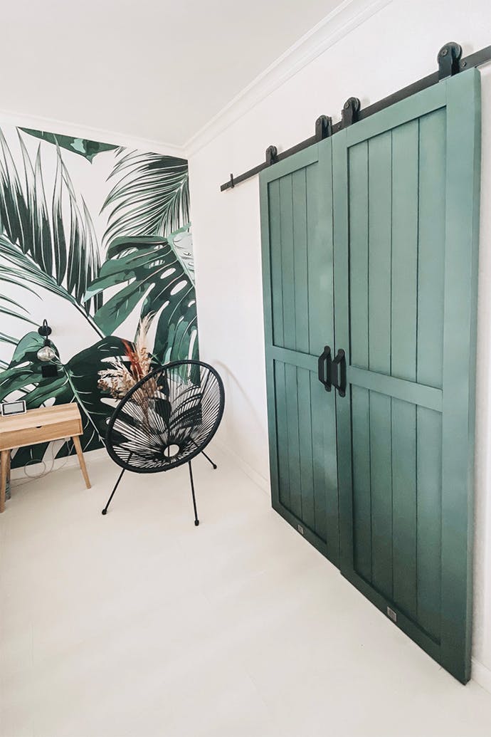 doubles portes coulissantes vertes dans la chambre avec papier peint décoratif