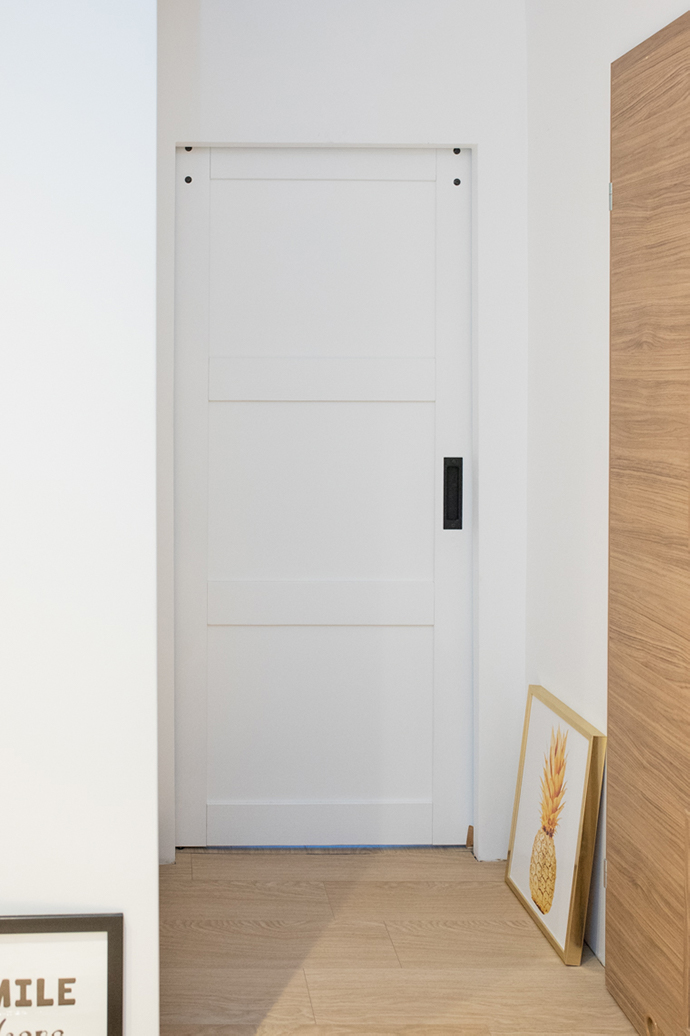 weiße Schiebetüren in der Halle