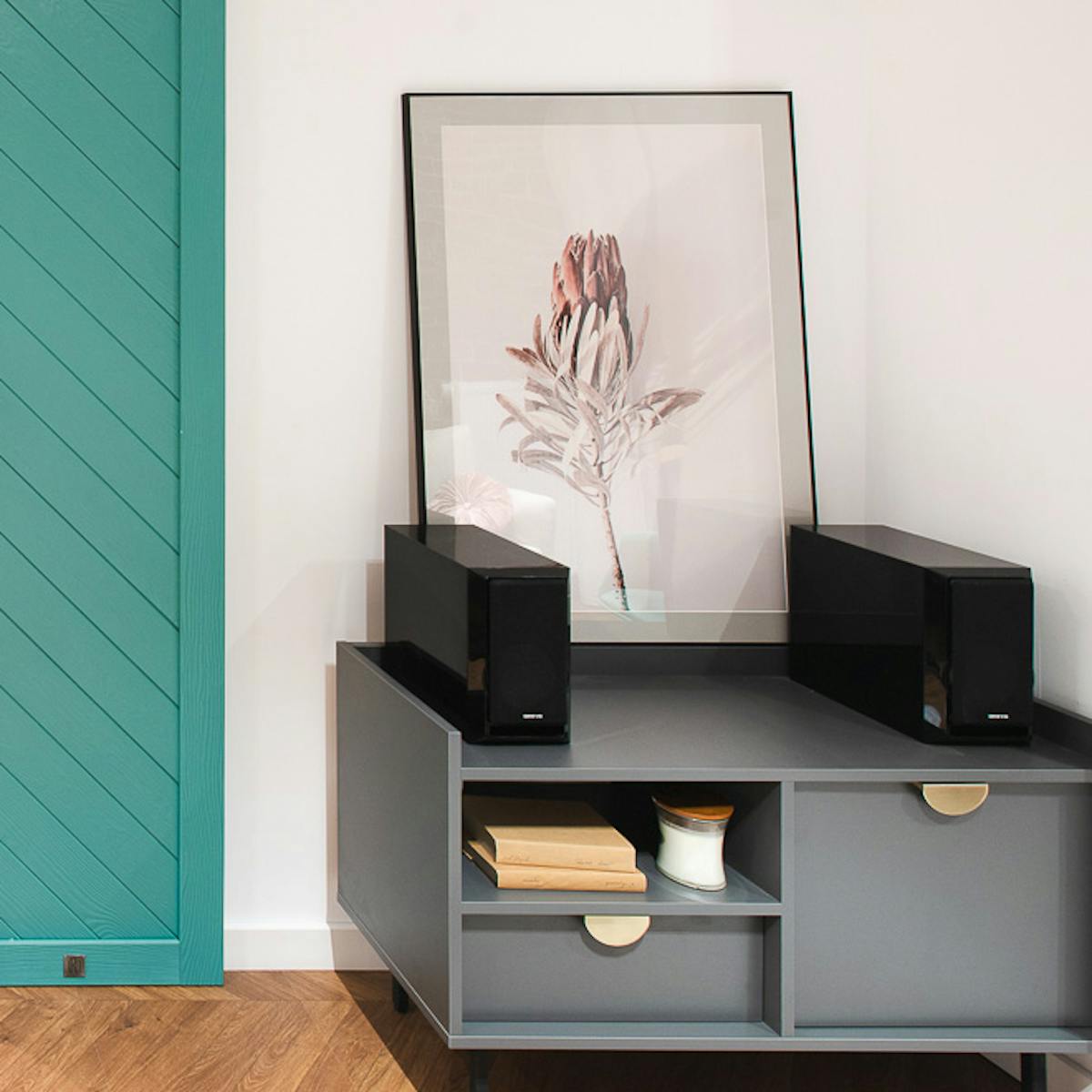 graue Kommode im Wohnzimmer