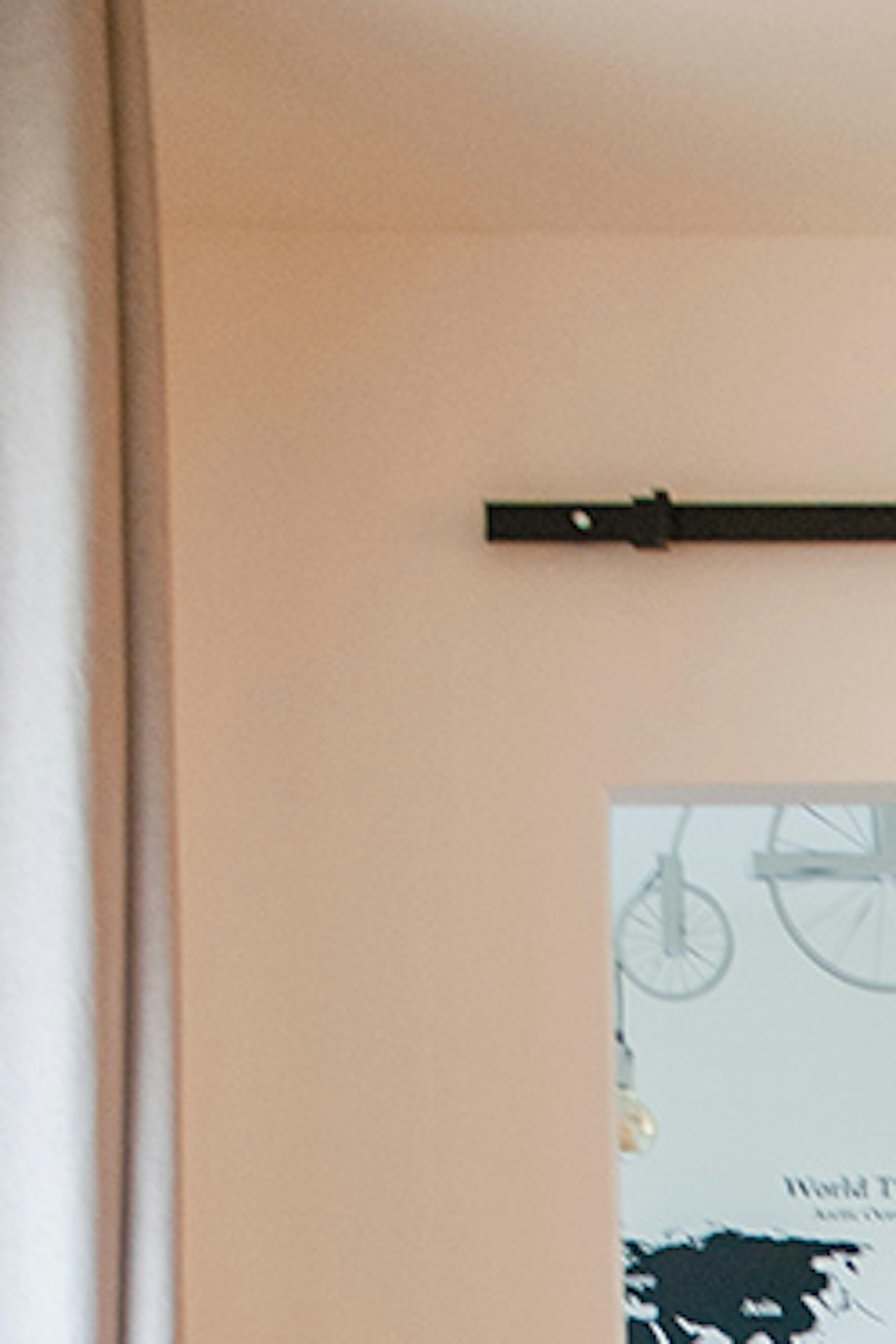 porte coulissante industrielle avec miroir dans un cadre en métal