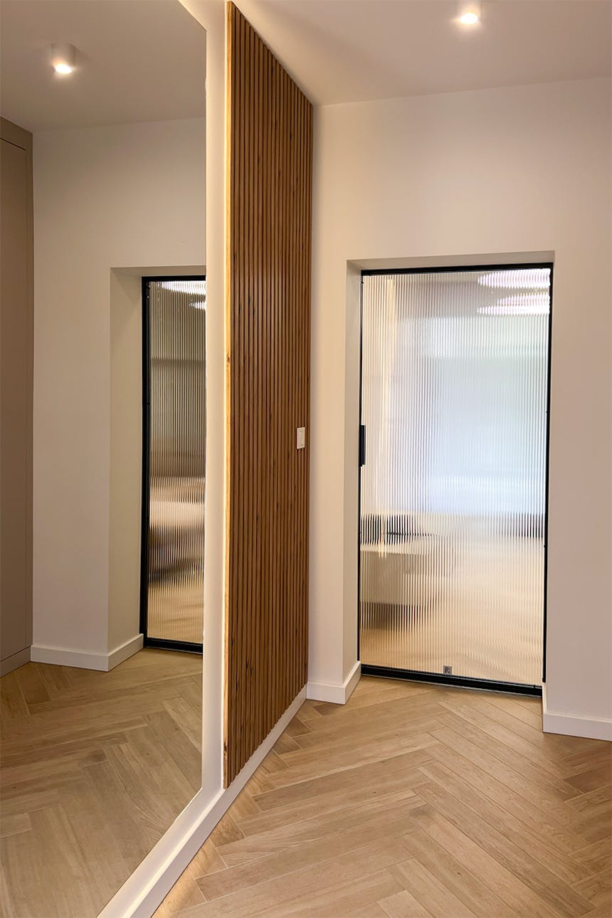 Stalowe drzwi ze szkłem. Struktura szkła ryflowanego. Eektowne liniowe refleksy światła we wnętrzu.