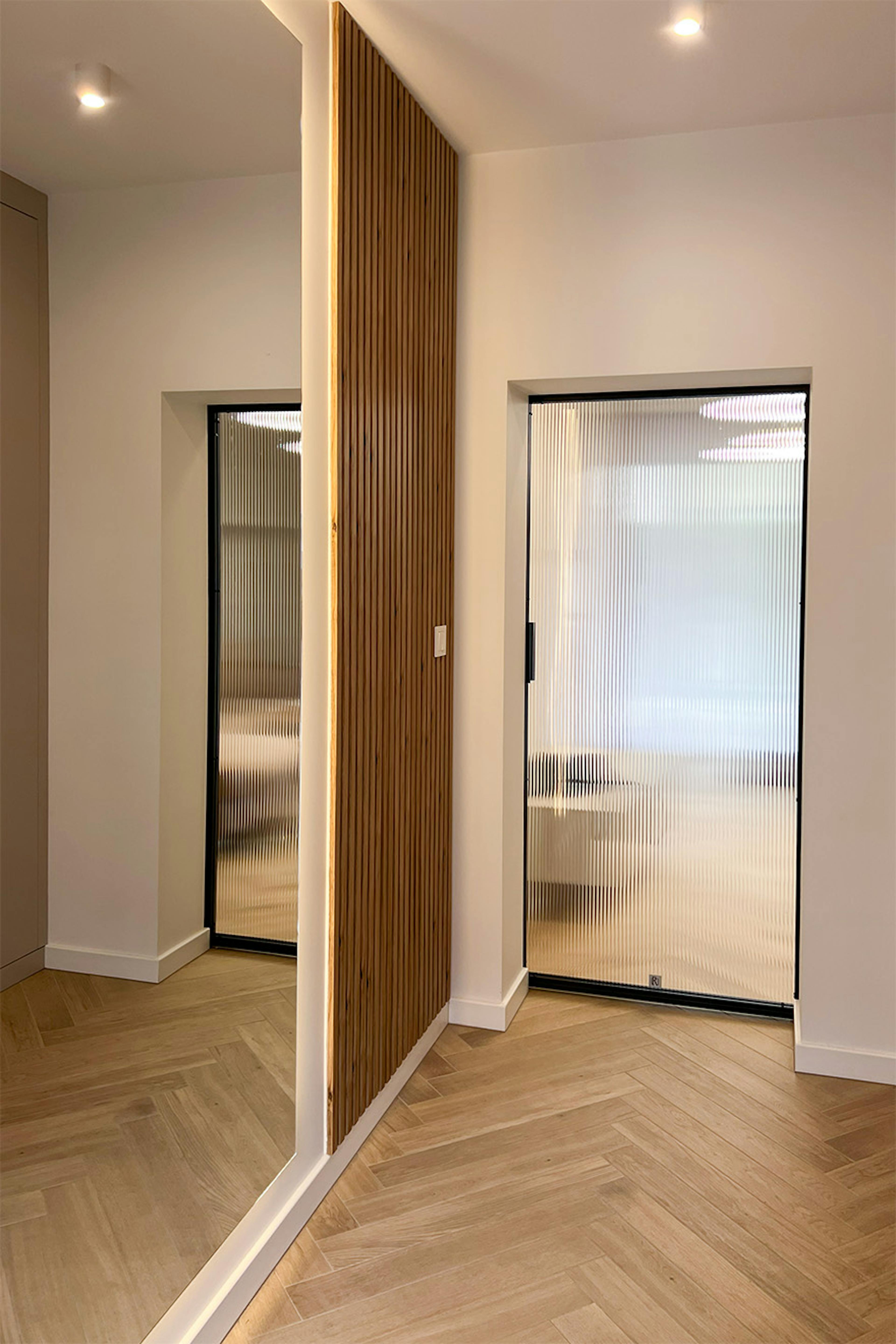 Portes en acier avec vitrage. Verre rainuré. De superbes reflets lumineux linéaires à l'intérieur.