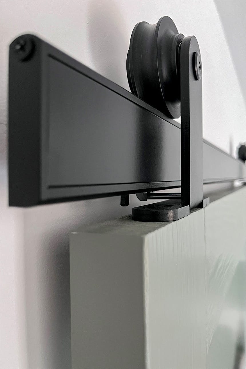 schwarzes Schiebesystem für Holztüren