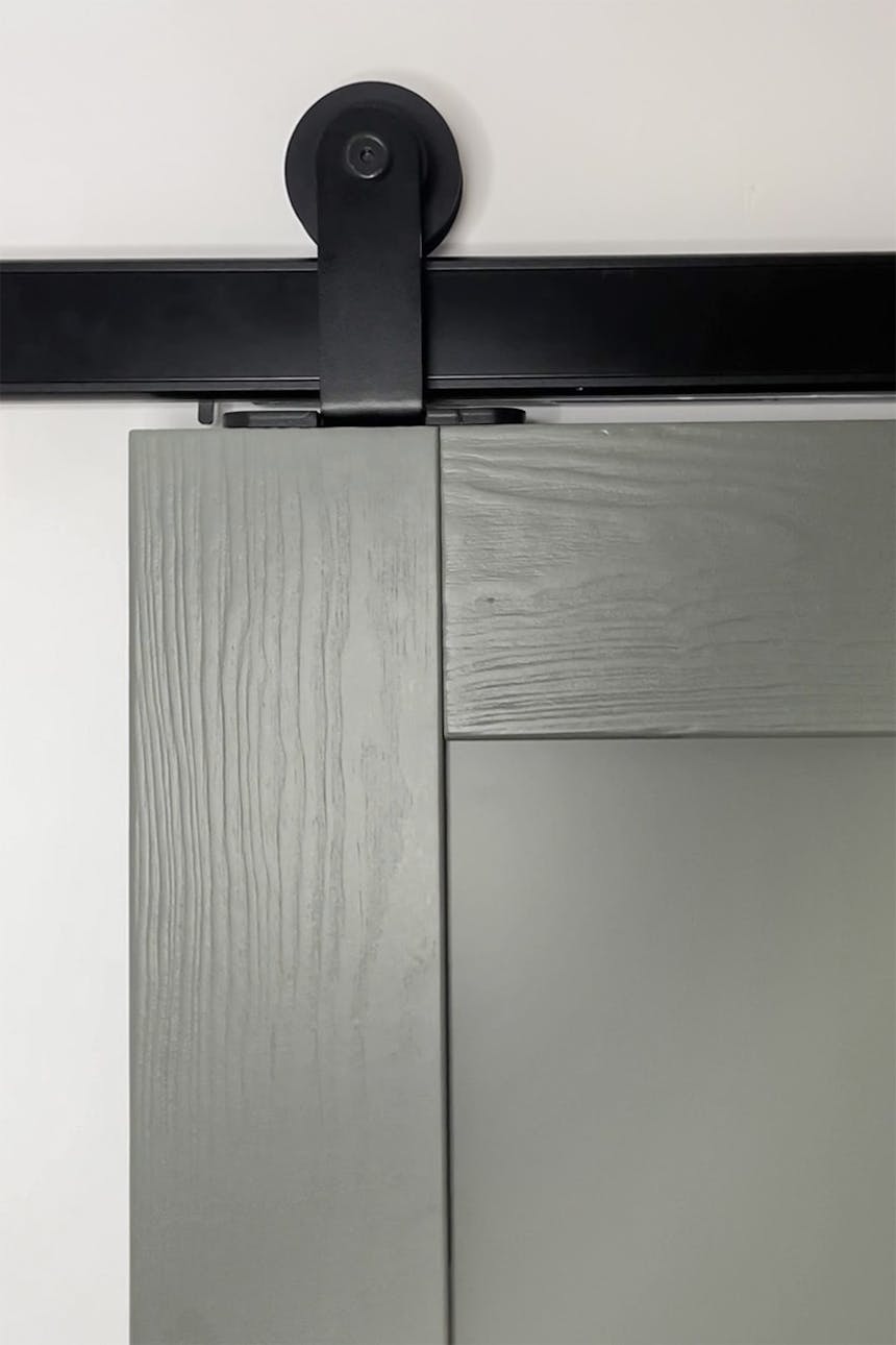 schwarzes Schiebesystem für Holztüren