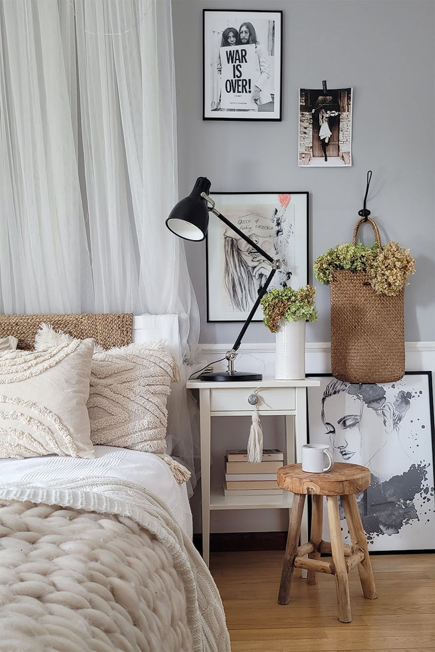 drewniany stołek i biała szafka nocna obok łóżka - styl modern rustic