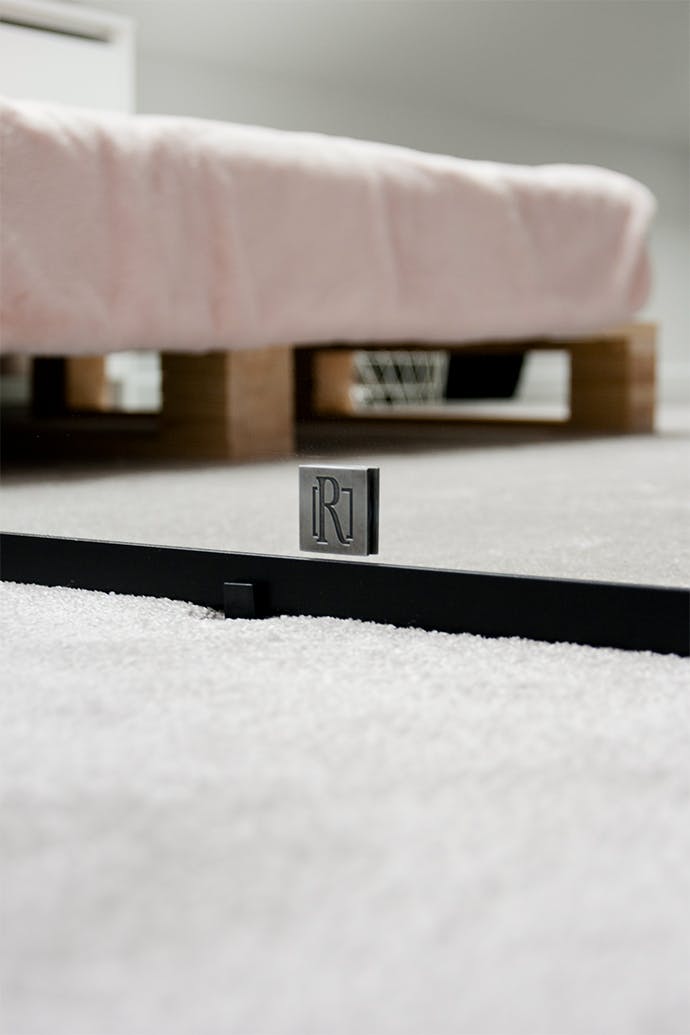 miroir dans un cadre en métal