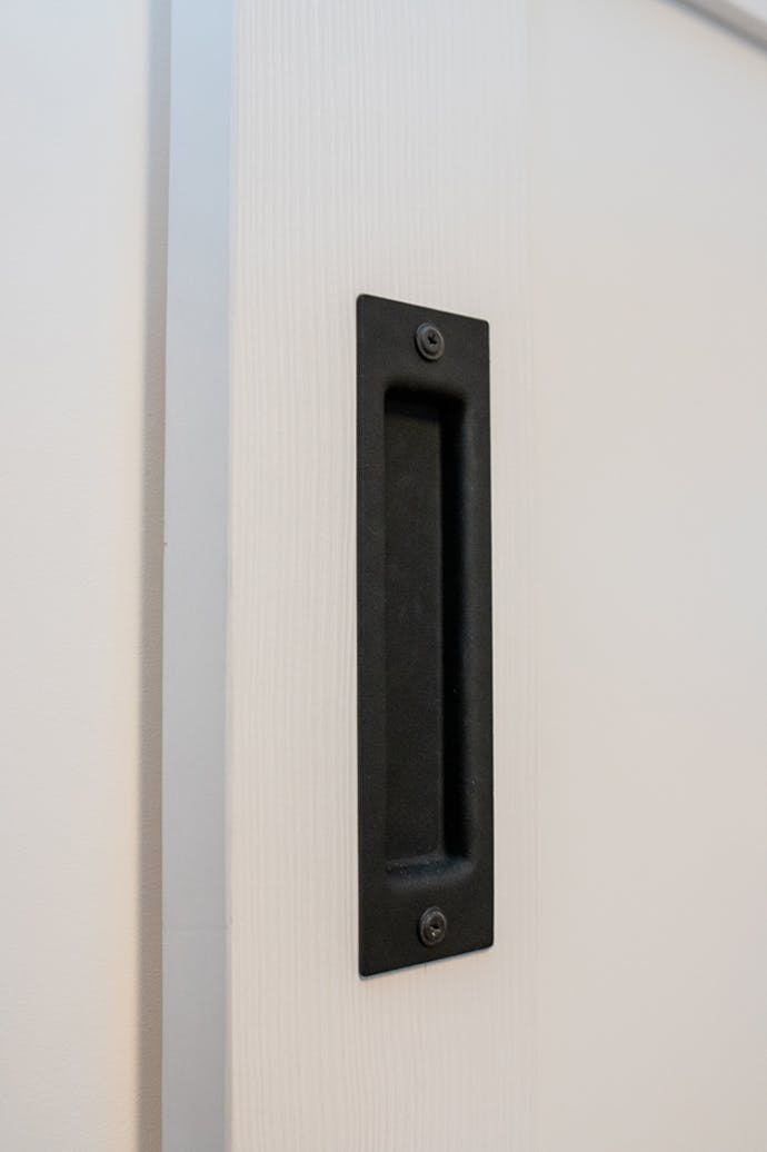 poignée noire pour portes coulissantes blanches