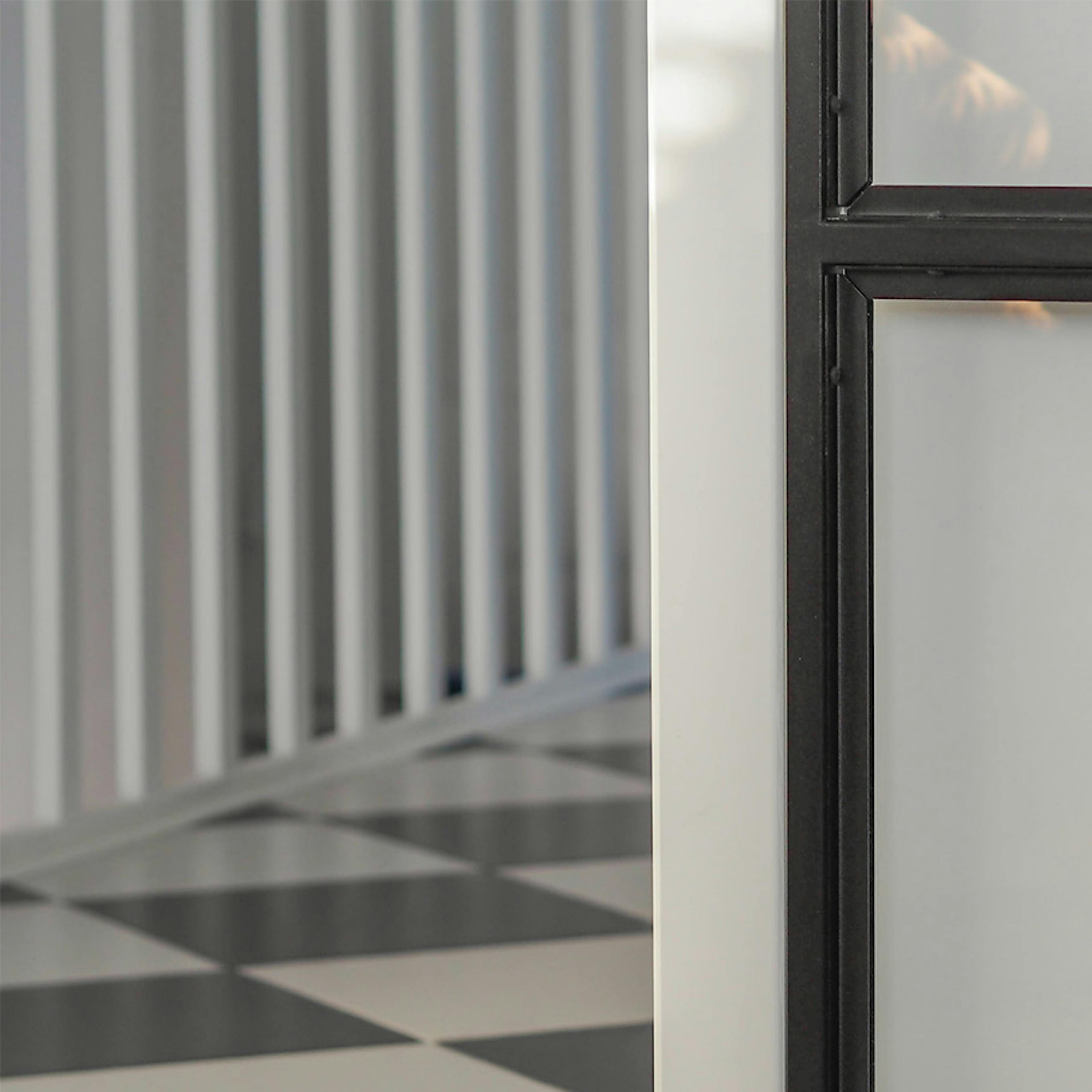 porte en verre transparent dans un cadre en métal noir