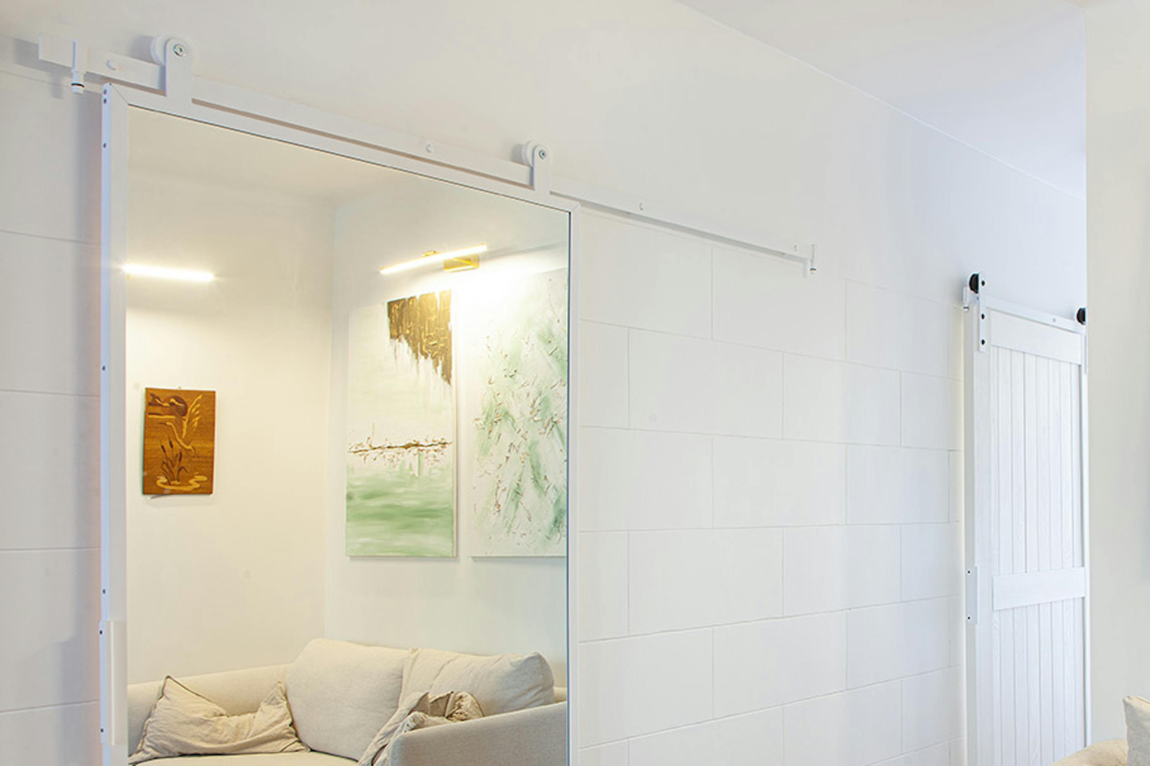 porte coulissante avec miroir pour un dressing dans un petit appartement