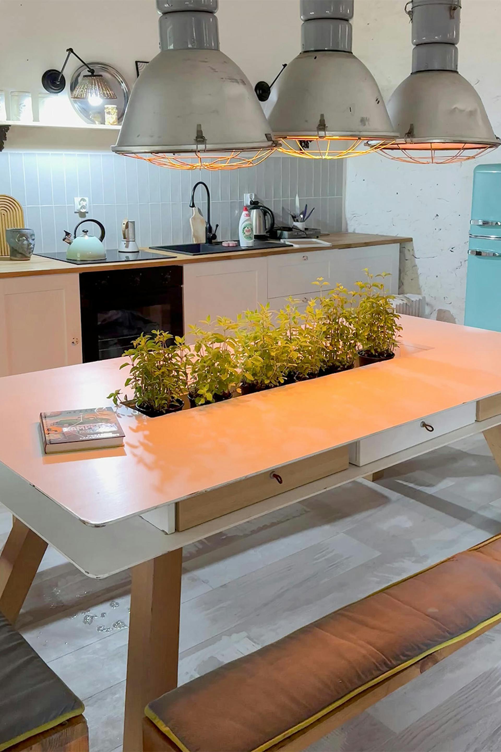 Industrielampen über dem Küchentisch