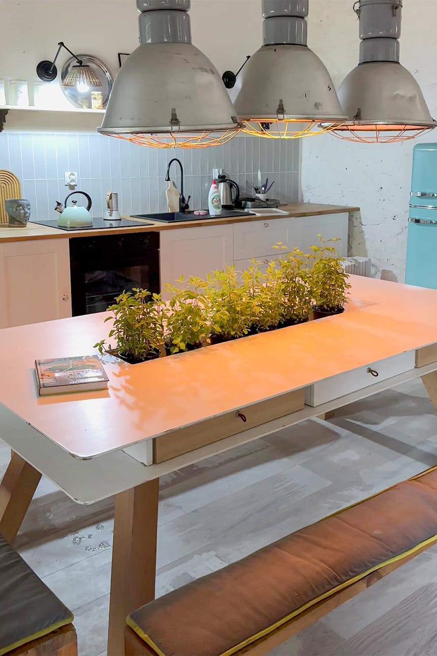 Industrielampen über dem Küchentisch