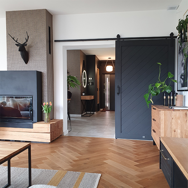 parkiet w salonie, drewno z elementami metalowymi, drzwi przesuwne w salonie