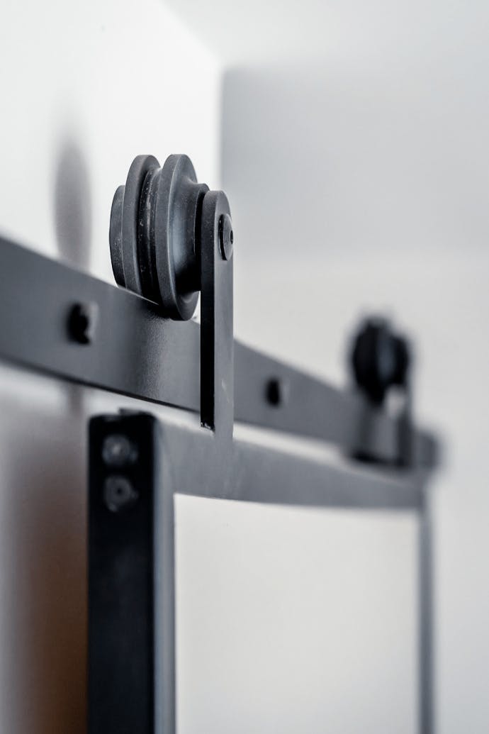 porte coulissante avec miroir dans un cadre en métal noir