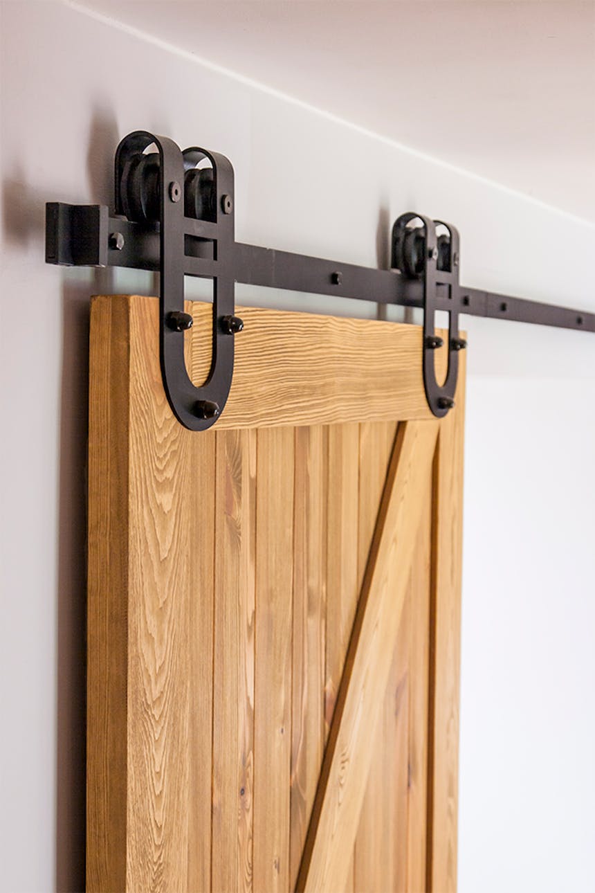 rustikale Holztür, Schiebesystem, Schiebetürführung, Schiebetür mit einem Hufeisen