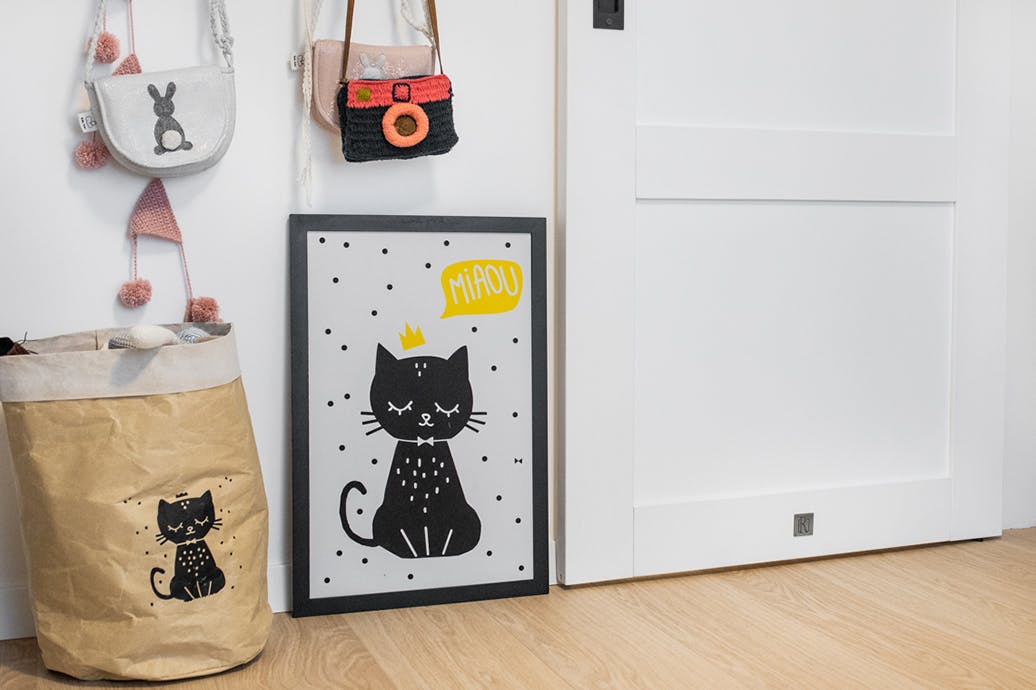 décorations avec un motif de chat à côté de la porte blanche