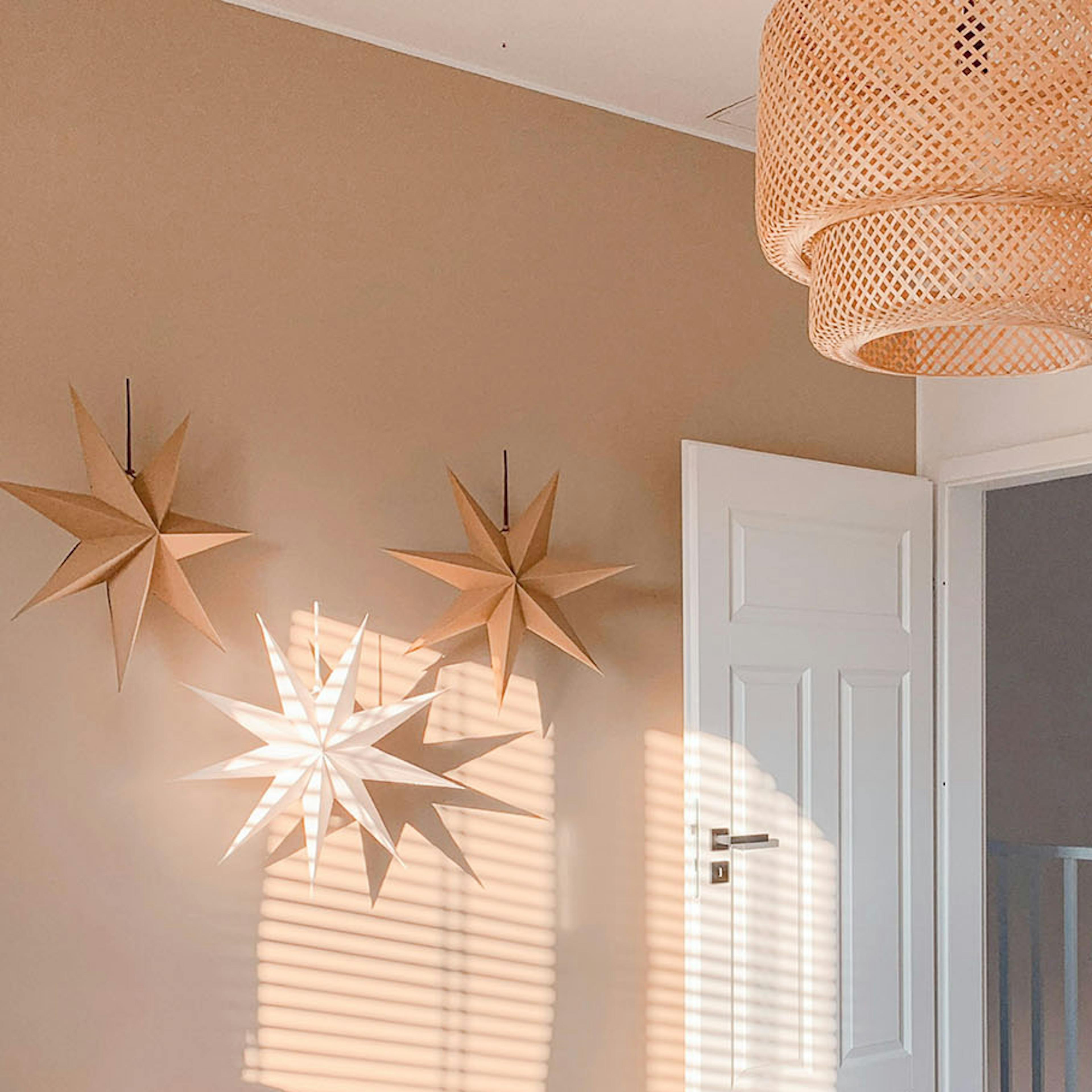 entrée d'une petite chambre décorée dans des couleurs claires et naturelles
