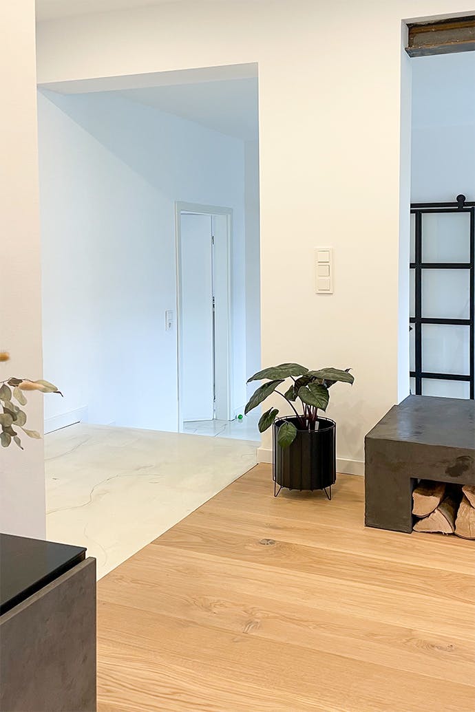 Espaces ouverts, murs blancs dans une maison moderne décorée dans un style minimaliste