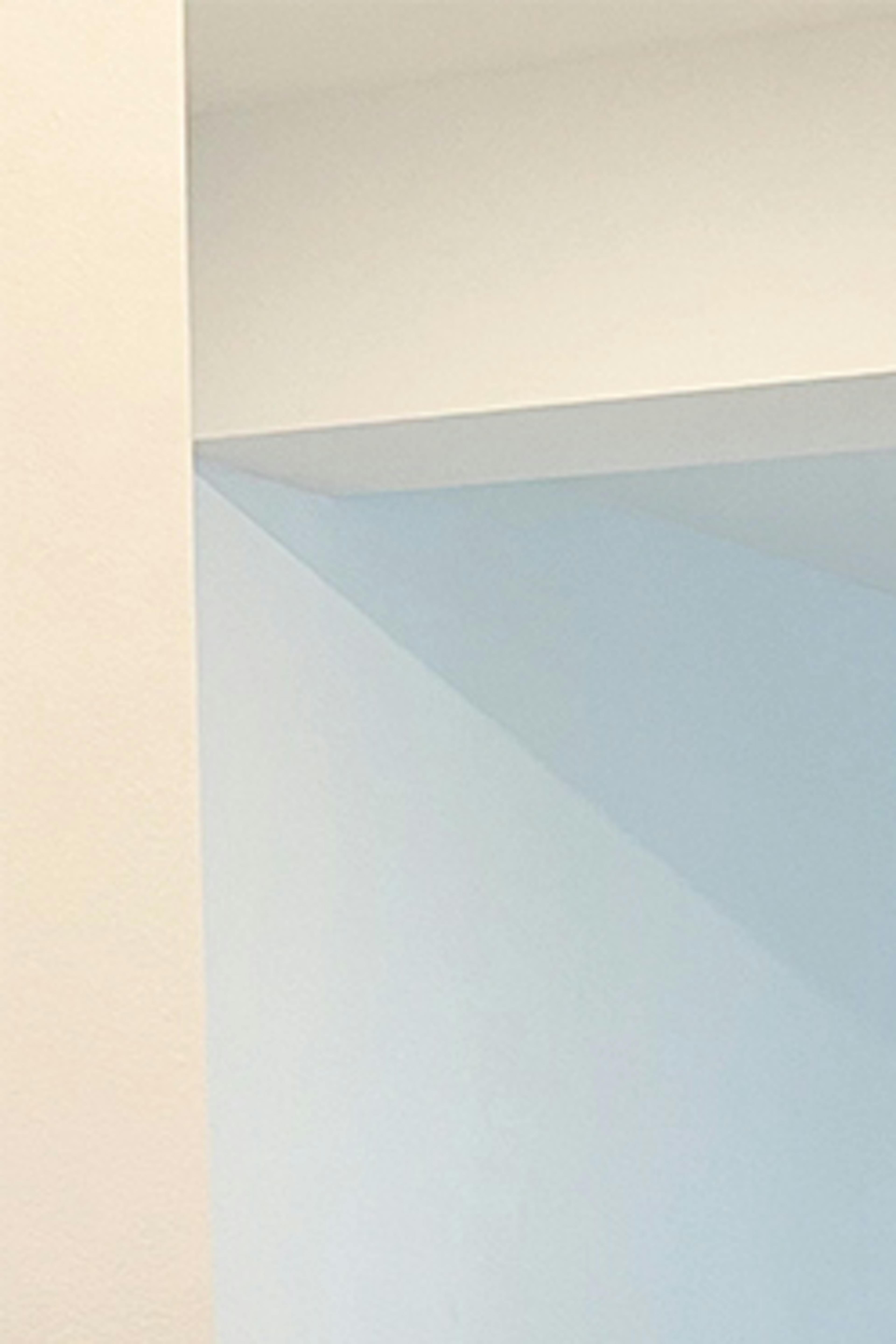 Espaces ouverts, murs blancs dans une maison moderne décorée dans un style minimaliste