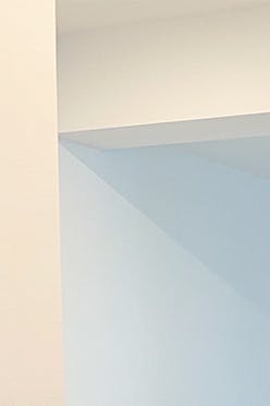 Espaces ouverts, murs blancs dans une maison moderne décorée dans un style minimaliste