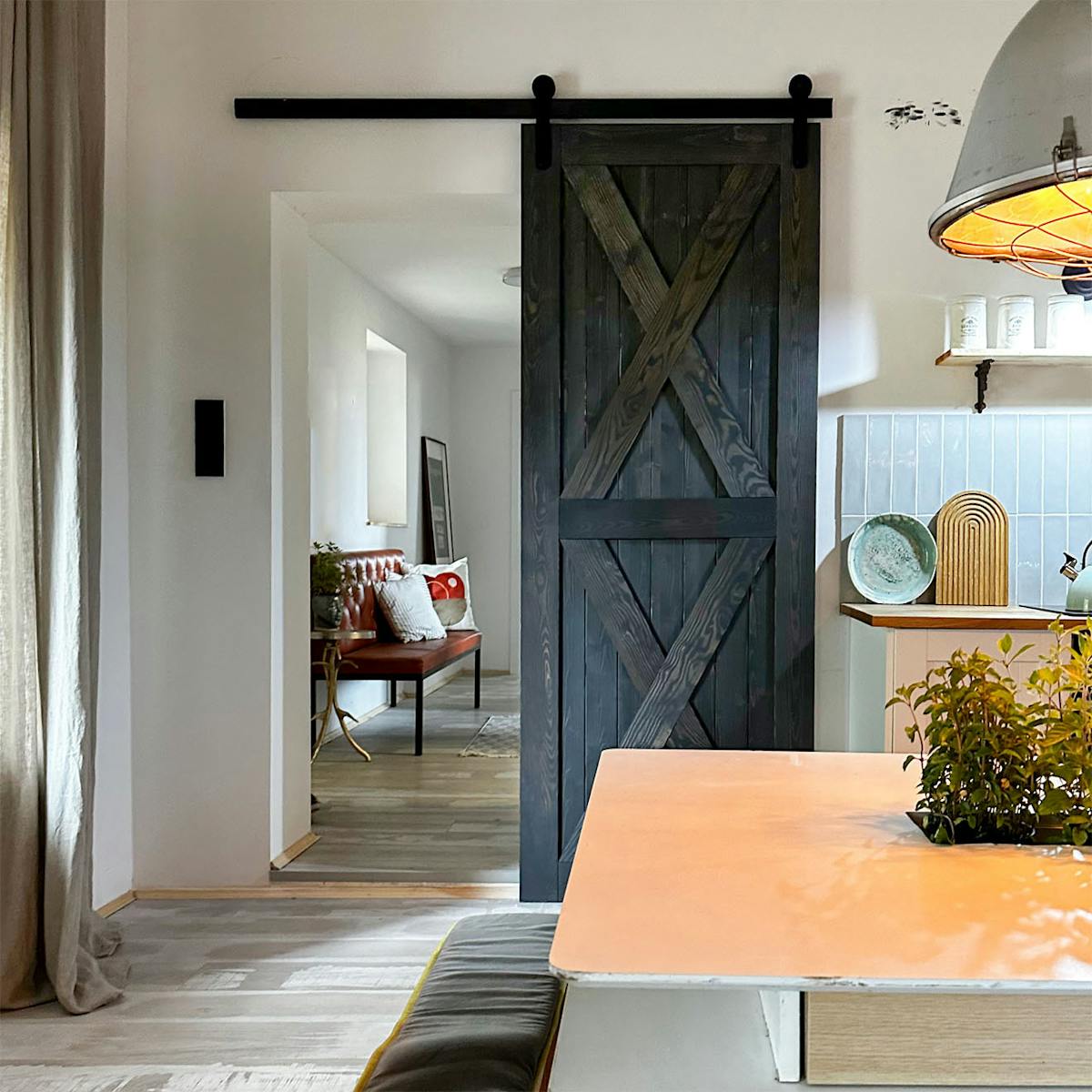 Schwarze Holzschiebetür in der Küche