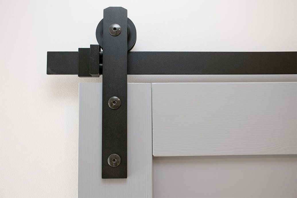 système coulissant noir pour portes en bois gris