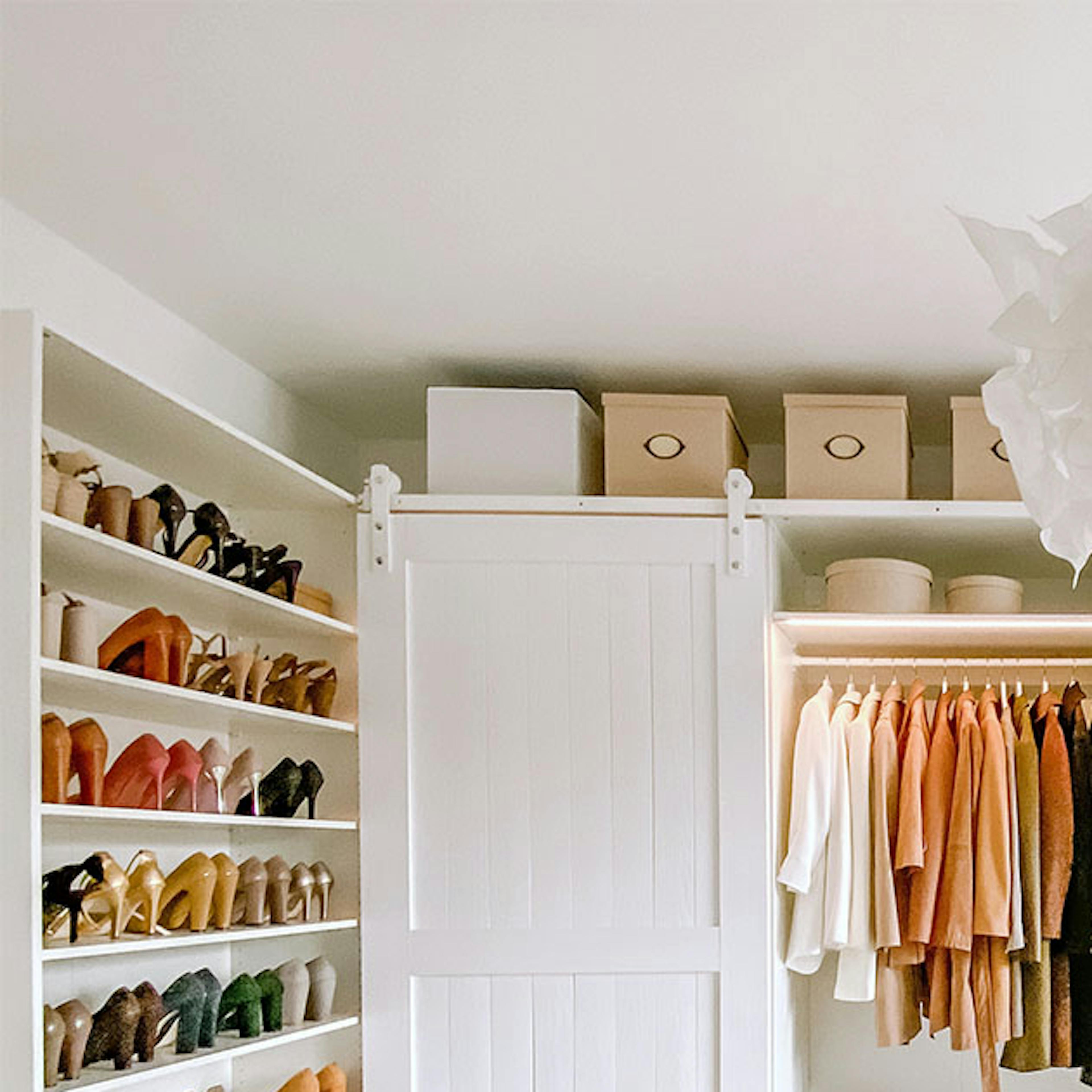 Portes coulissantes en bois blanc pour une armoire dans un grand agencement d'armoire dans un style classique